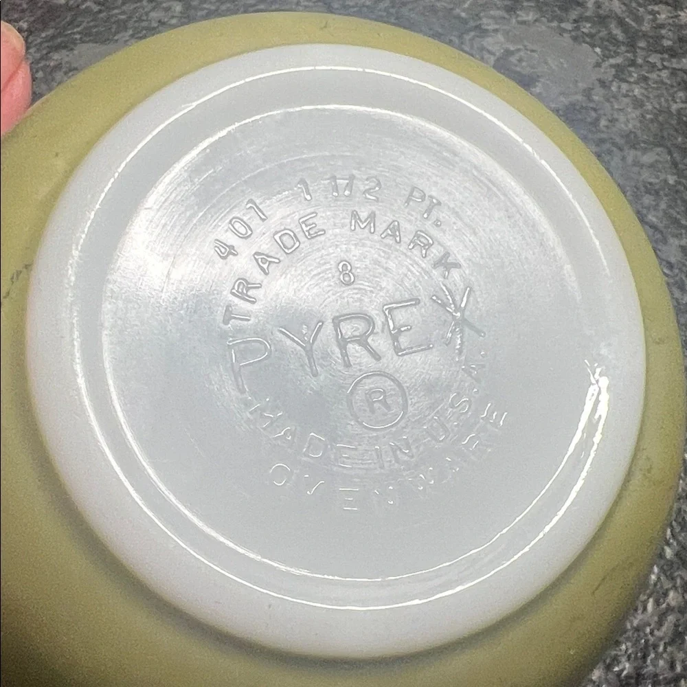 1 1/2 qt Crazy Daisy PYREX Green Floral Bowl. NO CHIPS OR CRACKS